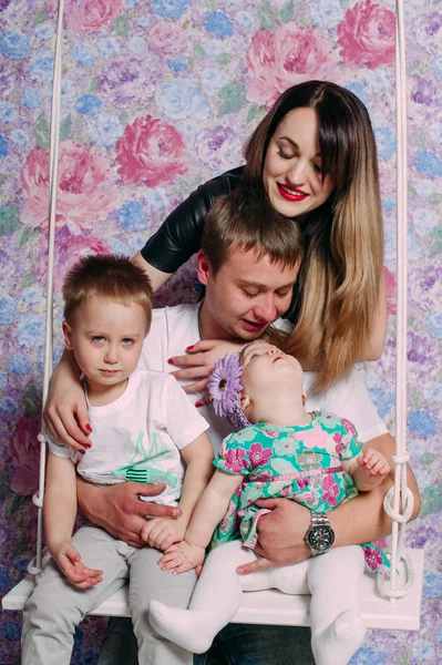 Schönes Familienporträt, gemeinsame Zeit im Atelier — Stockfoto