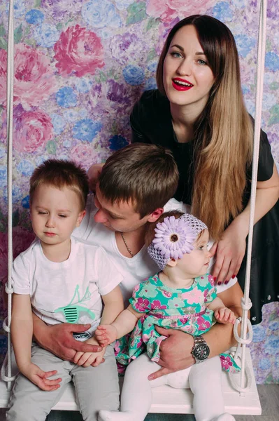 Piękny portret rodziny spędzać czas razem w studio — Zdjęcie stockowe