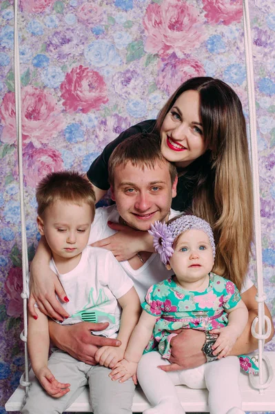 Belo retrato de família passando tempo juntos no estúdio — Fotografia de Stock