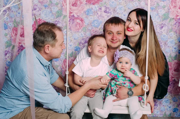 Krásný rodinný portrét spolu trávili čas ve studiu — Stock fotografie