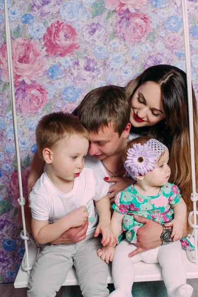 Schönes Familienporträt, gemeinsame Zeit im Atelier — Stockfoto