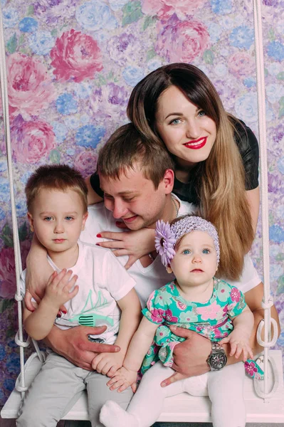 Vackra familjeporträtt spendera tid tillsammans på studio — Stockfoto