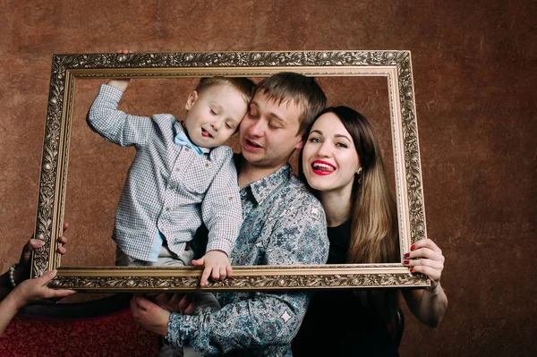 Una famiglia felice insieme. Ritratto classico in cornice — Foto Stock