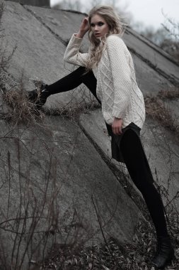 güzel sarışın genç kadın bahar arka plan, orman, göl, ağaçlar üzerinde beyaz kazak uzun etekle mavi gözlü. Soğuk ruh hali. Moda, duygusal portre