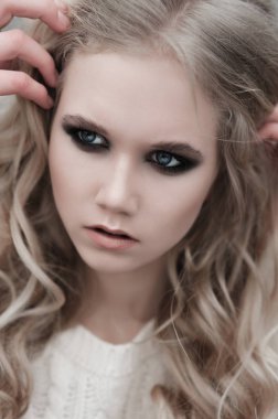 Beyaz kazak mavi gözlü sarışın güzel genç kadın, yakın çekim.