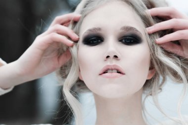 Beyaz kazak mavi gözlü sarışın güzel genç kadın, yakın çekim.