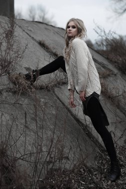 güzel sarışın genç kadın bahar arka plan, orman, göl, ağaçlar üzerinde beyaz kazak uzun etekle mavi gözlü. Soğuk ruh hali. Moda, duygusal portre