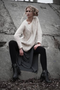 güzel sarışın genç kadın bahar arka plan, orman, göl, ağaçlar üzerinde beyaz kazak uzun etekle mavi gözlü. Soğuk ruh hali. Moda, duygusal portre