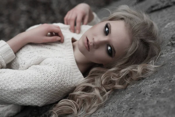 하얀 스웨터에 파란 눈을 가진 아름 다운 젊은 금발 여자의 클로즈업. — 스톡 사진