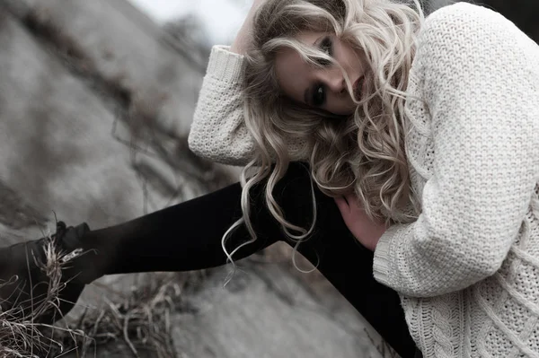 Mooie jonge blonde vrouw met blauwe ogen in de witte trui lange rok op voorjaar achtergrond, bomen, bos, lake. Koude sfeer. Mode, emotionele portret — Stockfoto