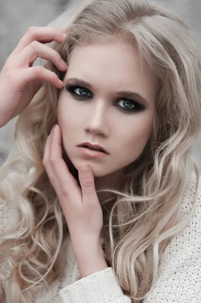 Beyaz kazak mavi gözlü sarışın güzel genç kadın, yakın çekim.
