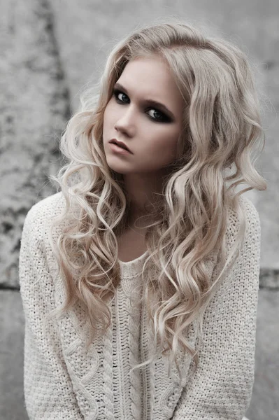 Aproape de frumoasă tânără blondă femeie cu ochi albaștri în pulover alb . — Fotografie, imagine de stoc