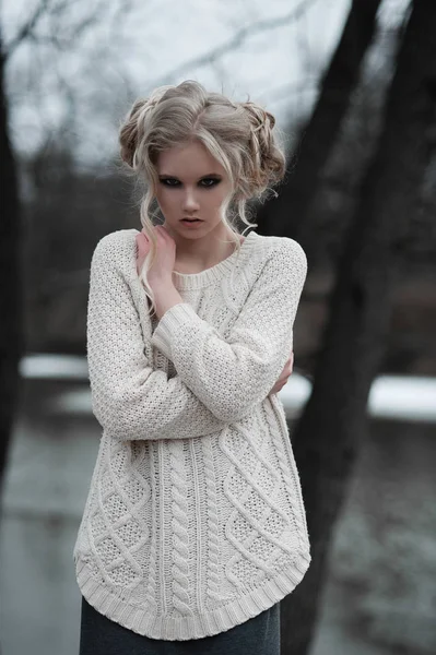 Hermosa mujer rubia joven con ojos azules en falda larga jersey blanco sobre fondo de primavera, bosque, lago, árboles. Humor frío. Moda, retrato emocional —  Fotos de Stock