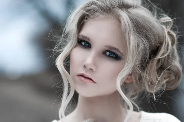 Beyaz kazak mavi gözlü sarışın güzel genç kadın, yakın çekim.
