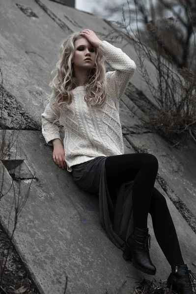 Красивая молодая блондинка с голубыми глазами в белом пуловере длинная юбка на весеннем фоне, лес, озеро, деревья. Холодно. Мода, эмоциональный портрет — стоковое фото