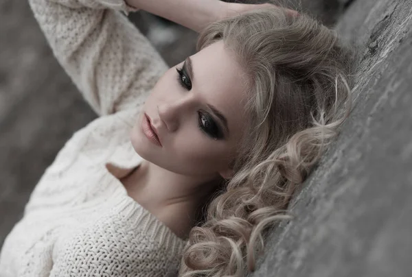 Primer plano de hermosa joven rubia con ojos azules en jersey blanco. Llorando . — Foto de Stock