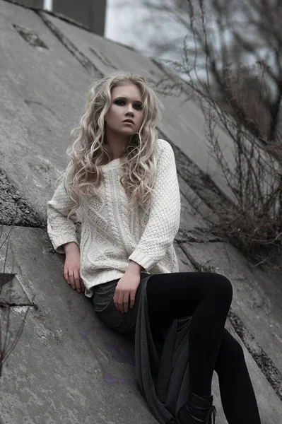 Mooie jonge blonde vrouw met blauwe ogen in de witte trui lange rok op voorjaar achtergrond, bomen, bos, lake. Koude sfeer. Mode, emotionele portret — Stockfoto