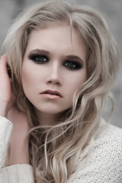 Close up de bela jovem loira com olhos azuis em pulôver branco . — Fotografia de Stock
