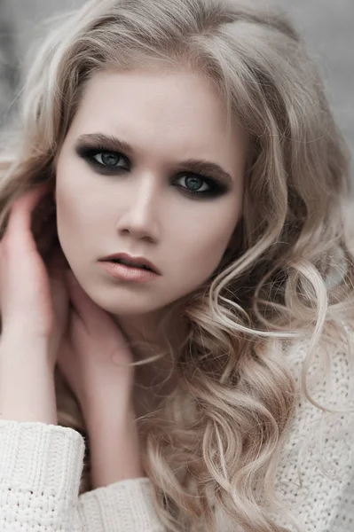 Primer plano de hermosa joven rubia con ojos azules en jersey blanco . — Foto de Stock