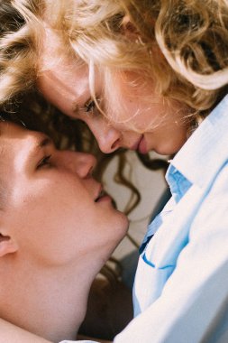 Genç güzel sevgi dolu çift sarılma ve öpüşme, ihale ilişkileri