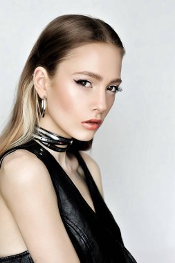 Punk rock tarzı. Moda kadın modeli yüz çekici makyaj ile. P