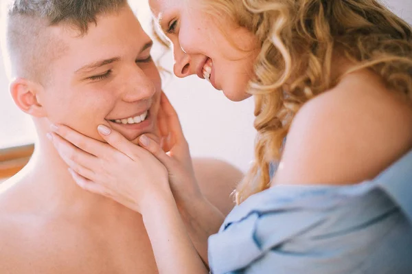 Giovane bella coppia amorevole abbracciare e baciare, teneri rapporti — Foto Stock