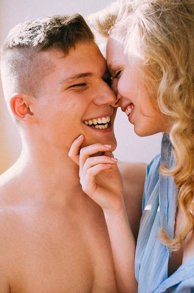 Молодая красивая любящая пара обнимает и целует, нежные отношения — стоковое фото