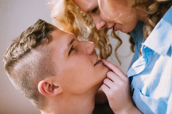 Fiatal gyönyörű szerető pár átölelve és megcsókolta, pályázati kapcsolatok — Stock Fotó