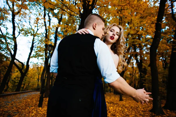 Um casal apaixonado. Outono, exterior — Fotografia de Stock