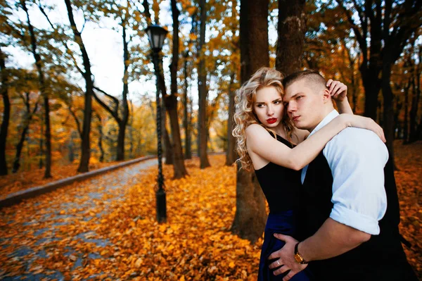 Um casal apaixonado. Outono, exterior — Fotografia de Stock