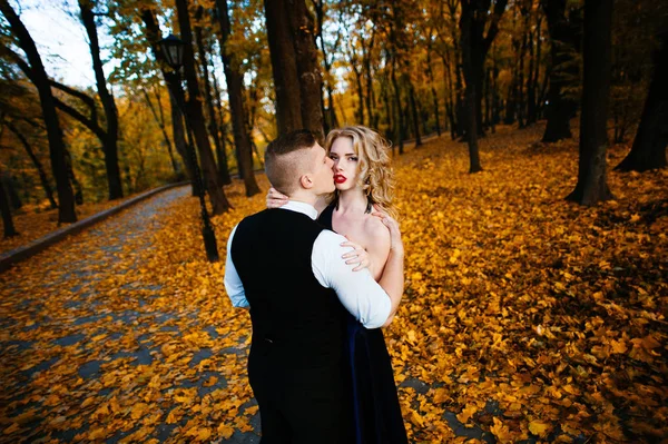 Um casal apaixonado. Outono, exterior — Fotografia de Stock