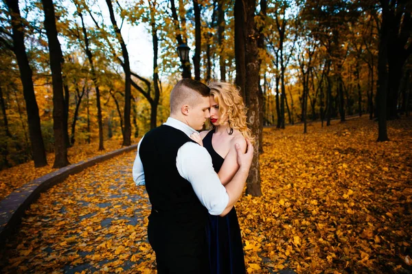 Um casal apaixonado. Outono, exterior — Fotografia de Stock