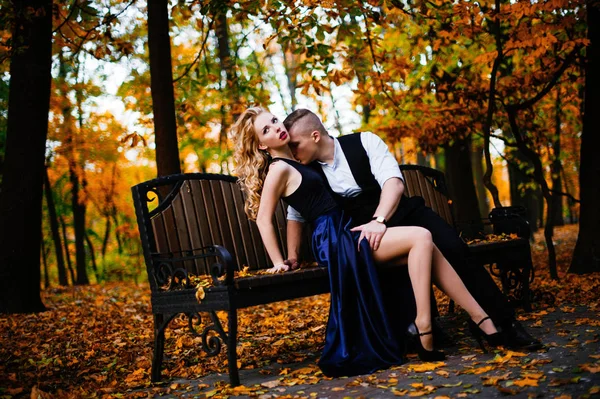 Couple amoureux. Automne, extérieur — Photo