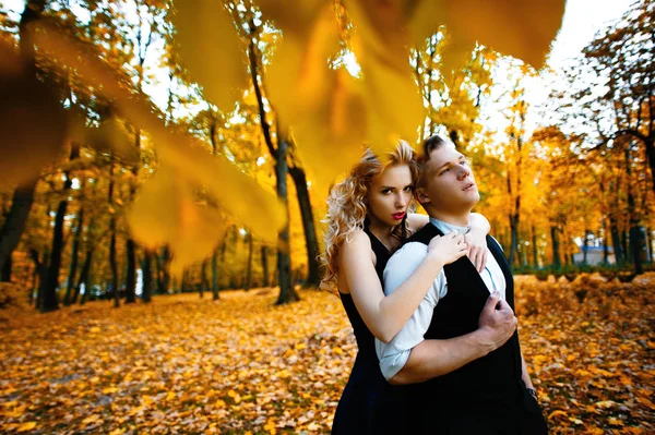 Um casal apaixonado. Outono, exterior — Fotografia de Stock