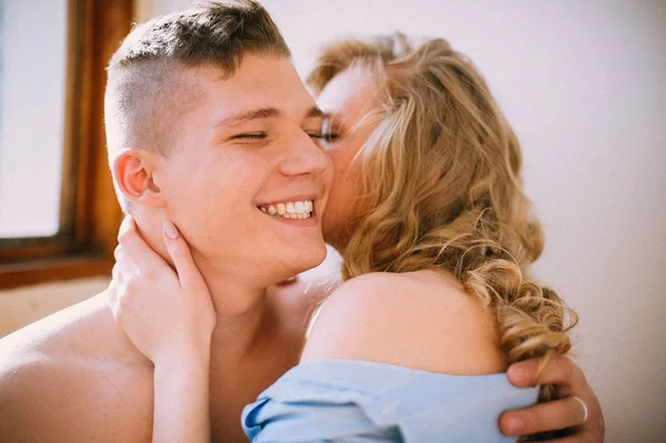 Jeune beau couple aimant câlins et baisers, relations tendres — Photo