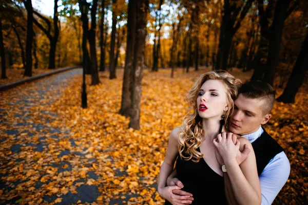 Um casal apaixonado. Outono, exterior — Fotografia de Stock