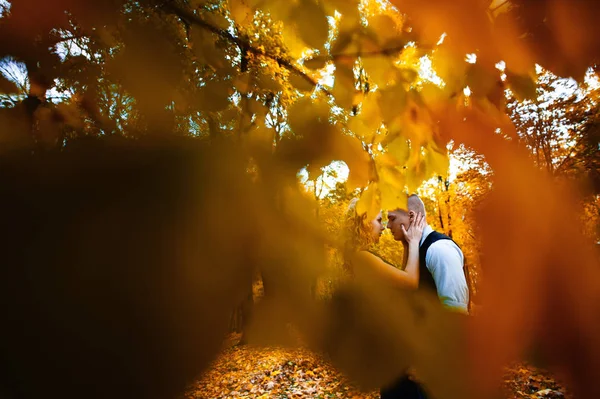 Um casal apaixonado. Outono, exterior — Fotografia de Stock