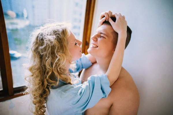 Jovem lindo casal amoroso abraçando e beijando, relações ternas — Fotografia de Stock