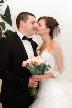 Gelin ve damat evlilik kayıt üzerinde. Damat bakar