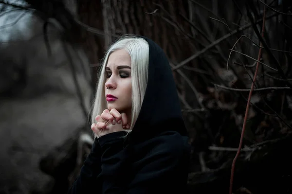 Tournage d'une femme gothique dans une forêt . — Photo