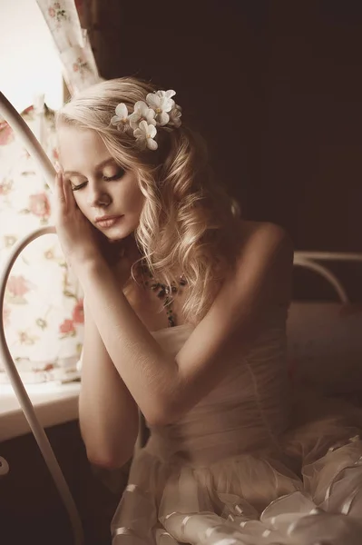 Молода красива блондинка в ліжку вранці біля вікна un — стокове фото