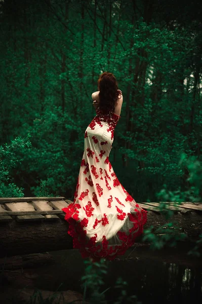 Bella giovane donna con lunghi capelli biondi ricci vestita — Foto Stock