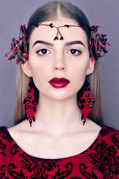 Portret van de schoonheid van een prachtige vrouw met krans van rode bloemen o — Stockfoto