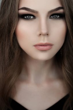 Genç kız güzel uzun saçlı ve dumanlı giyen siyah maxi Abiye gözler. Stüdyo vurdu