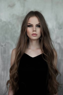 Genç kız güzel uzun saçlı ve dumanlı giyen siyah maxi Abiye gözler. Stüdyo vurdu