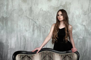 Genç kız güzel uzun saçlı ve dumanlı giyen siyah maxi Abiye gözler. Stüdyo vurdu