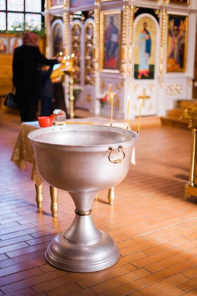 Bautizo del bebé. Ceremonia de bautizo en la iglesia cristiana. bañar al bebé en la pila bautismal —  Fotos de Stock