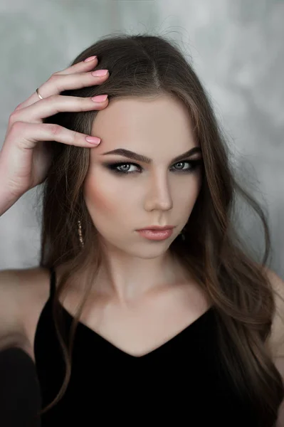 Jong meisje met lange mooie haren en rokerige ogen dragen zwarte maxi jurk van de avond. Studio schoot — Stockfoto
