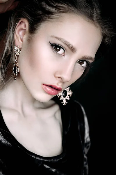 A gyönyörű fiatal nő, hosszú barna haja pos portréja — Stock Fotó