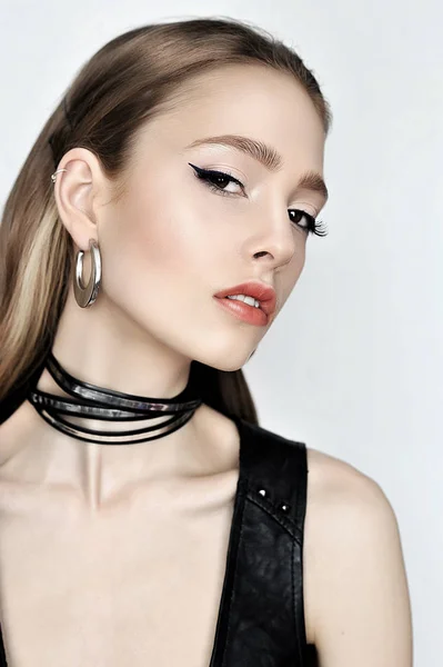 Punk rock stijl. Mode gezicht van het model van de vrouw met glamour make-up. P — Stockfoto